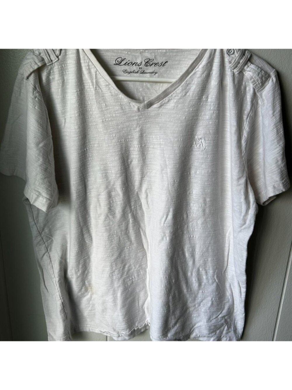 White Lions Crest V-neck cotton shirt This shirt...